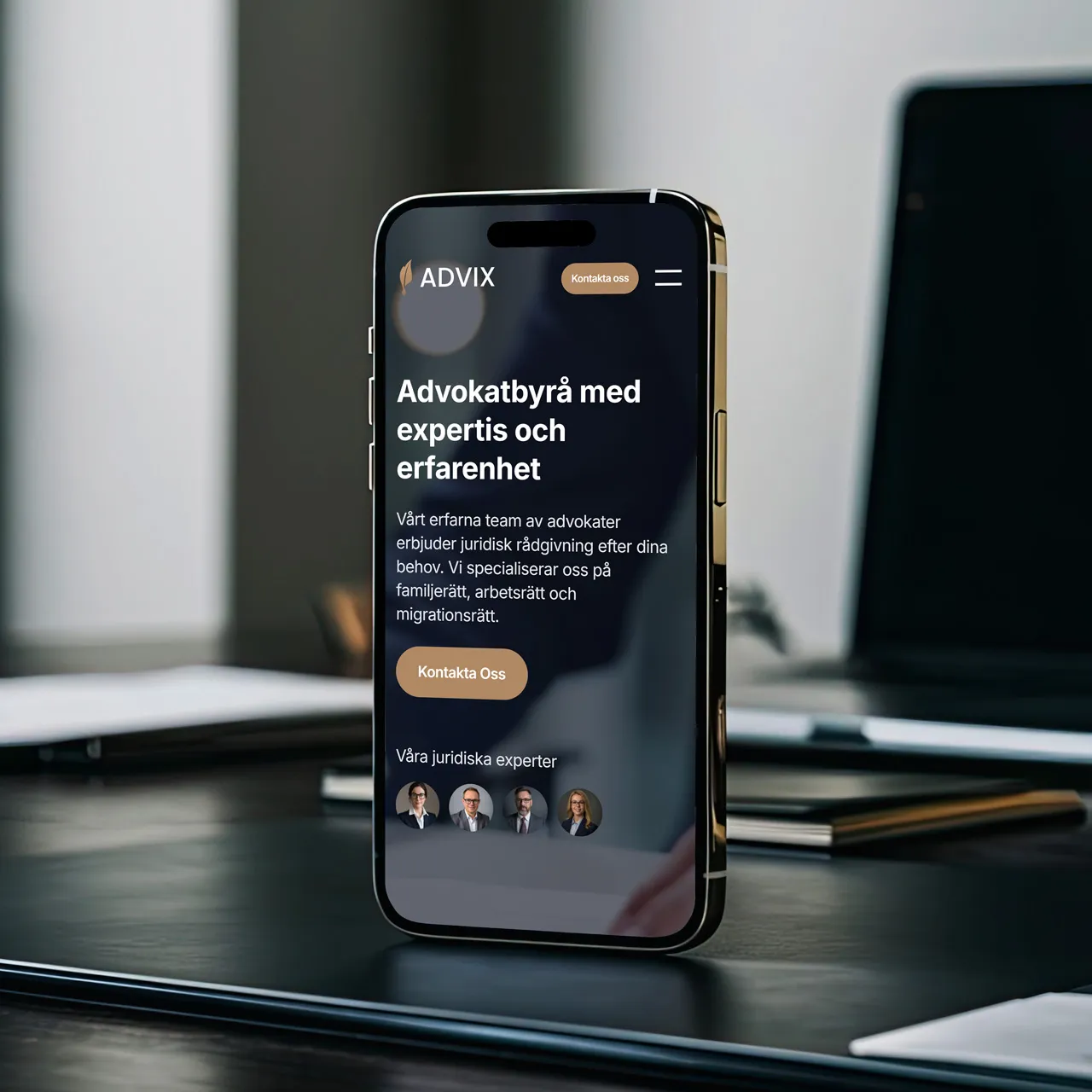 Mobilskärm av Advix hemsida inom juridik, med mörk toppsektion, vita rubriker och en gyllene knapp.