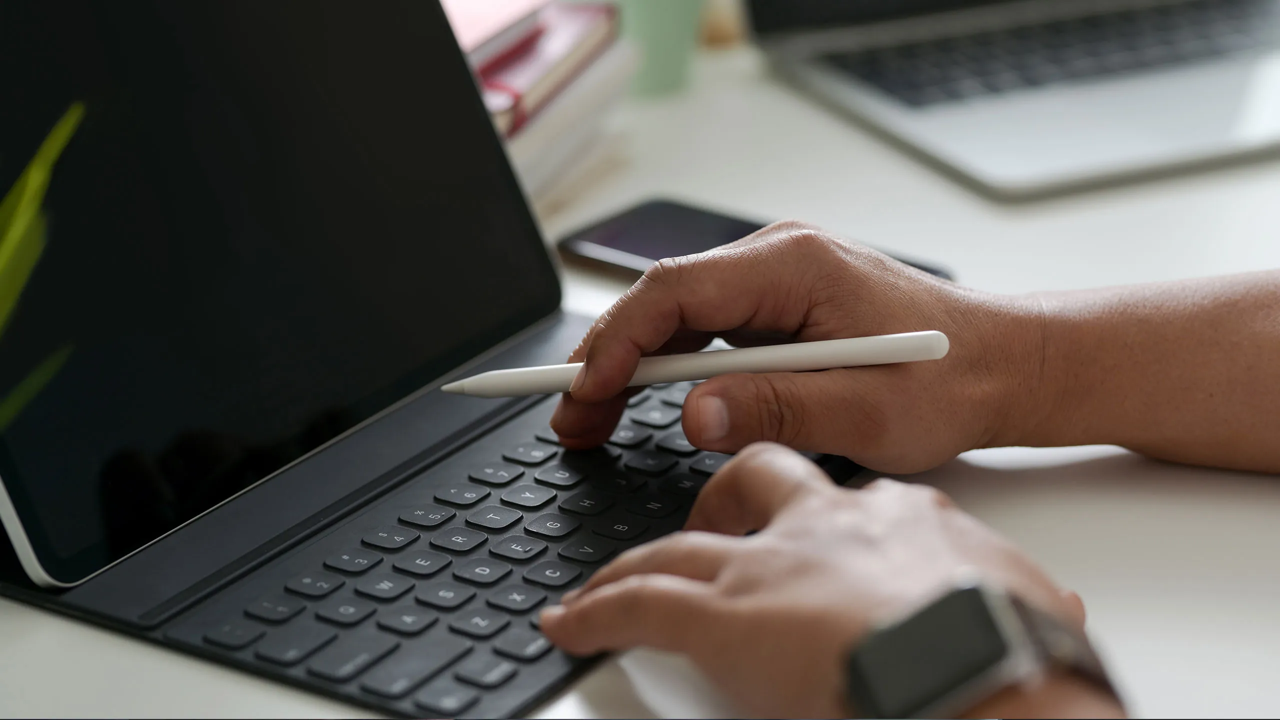 Webbutvecklare som bygger hemsida för företag