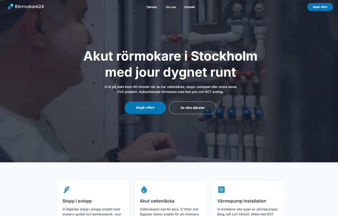 Startsidan på Rörmokare24s hemsida för VVS-tjänster, med full hero-sektion bakgrundsbild, ljus text och två tydliga knappar.
