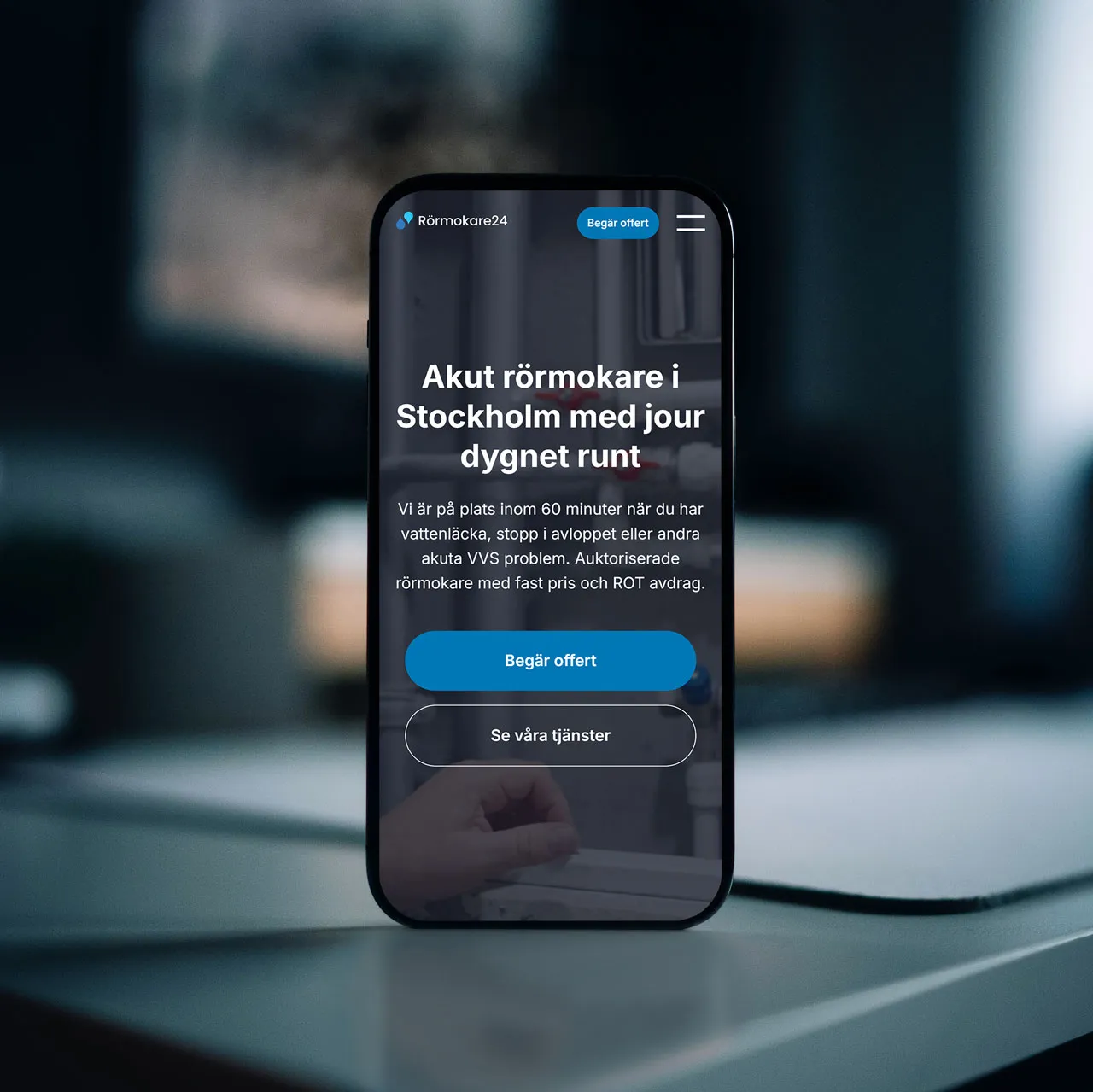 Rörmokare24 mobilanpassad VVS hemsida på iPhone, hero-sektion med ljusa texter och blå offertknapp