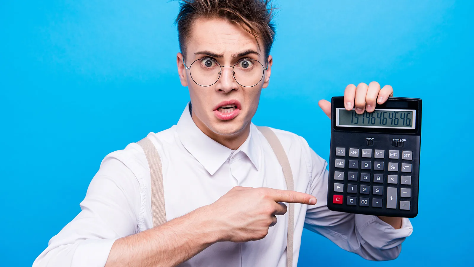 Person som är förvirrad över vad en hemsida kostar med miniräknare