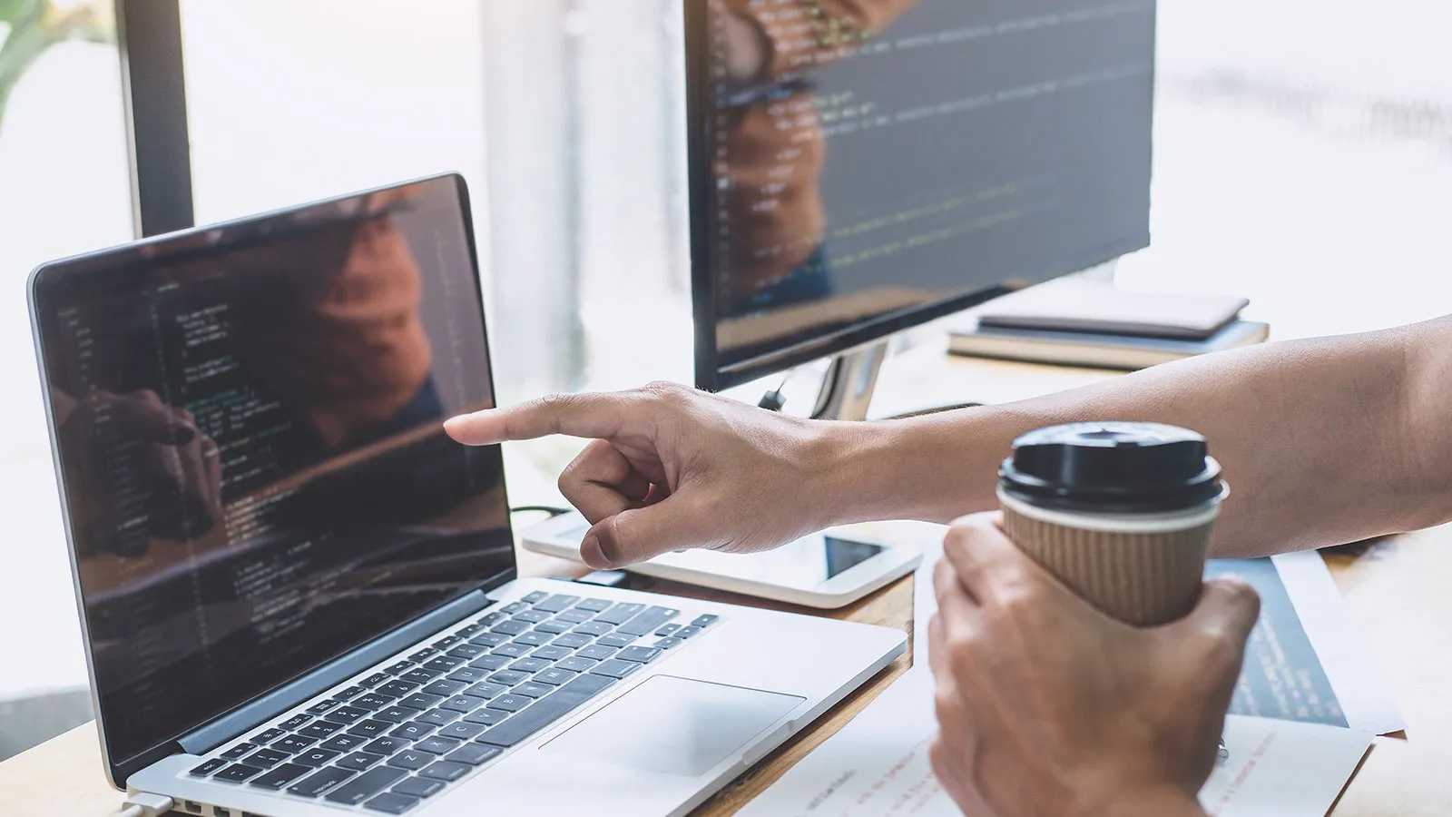 Utvecklare som arbetar med hemsidans kod